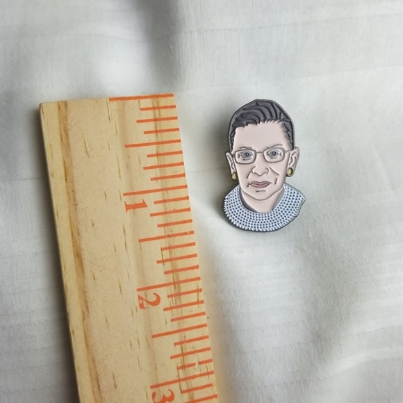 The Unemployed Philosophers Guild Pin Ruth Bader Ginsburg - Picture 4 of 4